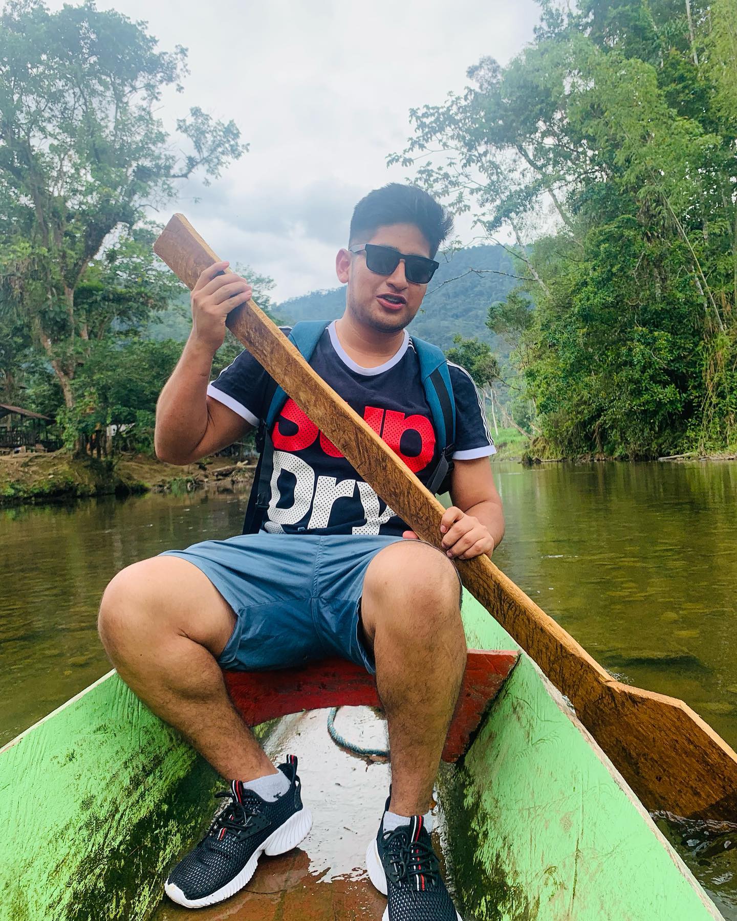 Turista en Canoa con ruta en la amazonia ecuatoriana